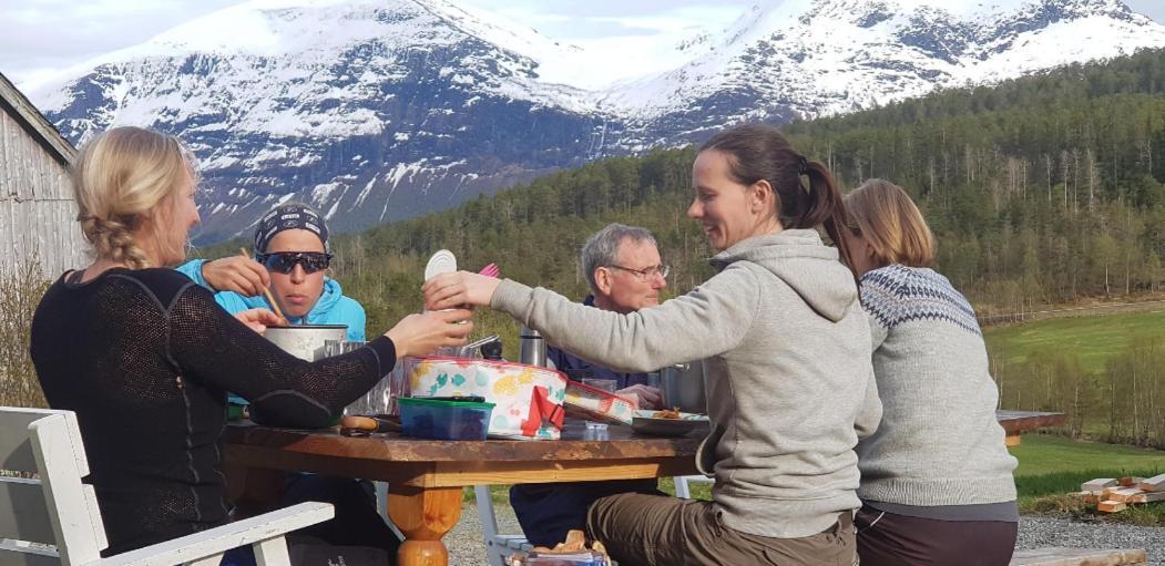 Heggjabygda Gjestegard - Historisk Tommerhus I Landlige Omgivelser Nordfjordeid Kültér fotó